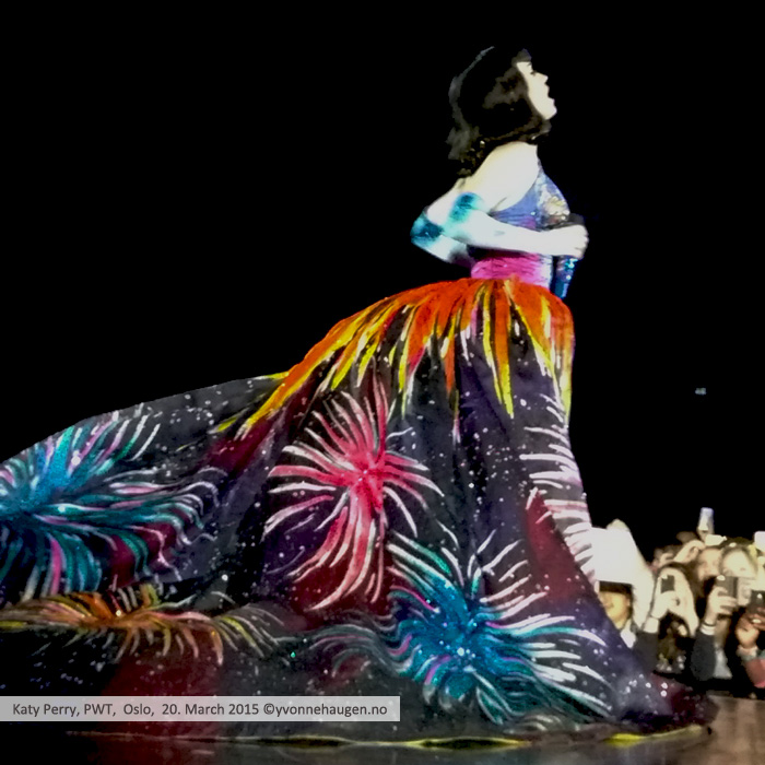 Katy-Perry-PWT-OSLO_firework-2